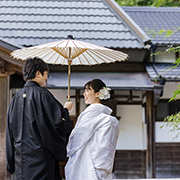 正寿院前撮りの境内で和傘で相合傘の新郎新婦