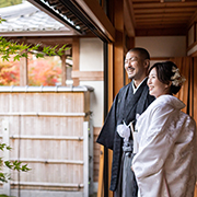 正寿院前撮りで和室から外の景色を眺める新郎新婦